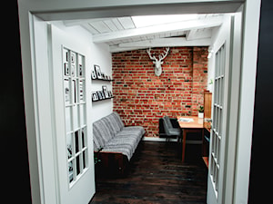 minimalistyczny loft w starej kamienicy - Średnie w osobnym pomieszczeniu z sofą białe z fotografiami na ścianie biuro, styl vintage - zdjęcie od nofo