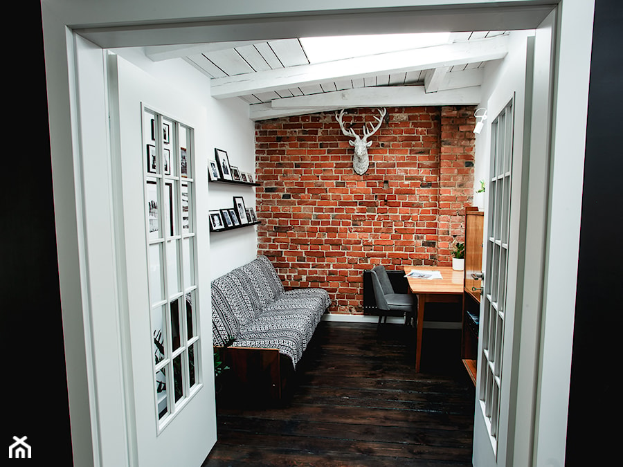 minimalistyczny loft w starej kamienicy - Średnie w osobnym pomieszczeniu z sofą białe z fotografiami na ścianie biuro, styl vintage - zdjęcie od nofo