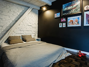 minimalistyczny loft w starej kamienicy - Mała czarna sypialnia na poddaszu, styl minimalistyczny - zdjęcie od nofo