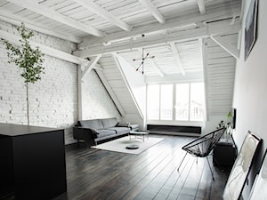 minimalistyczny loft w starej kamienicy - Duży biały salon, styl minimalistyczny - zdjęcie od nofo