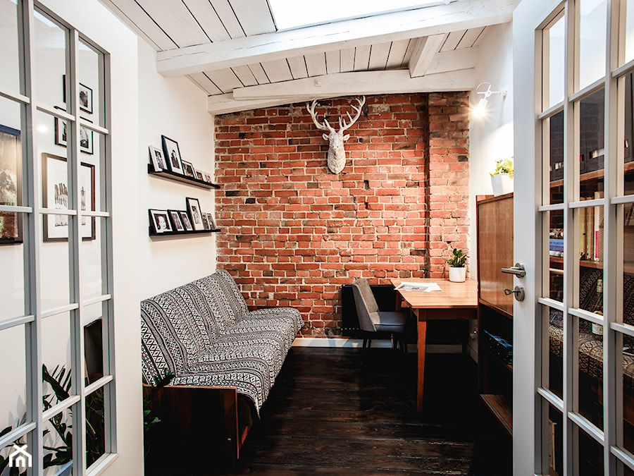 minimalistyczny loft w starej kamienicy - Średnie w osobnym pomieszczeniu z sofą beżowe białe biuro, styl vintage - zdjęcie od nofo