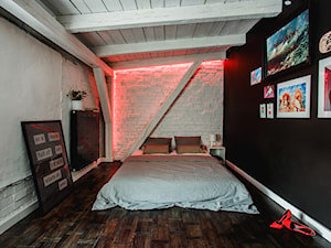 minimalistyczny loft w starej kamienicy - Średnia biała czarna sypialnia na poddaszu, styl minimalistyczny - zdjęcie od nofo