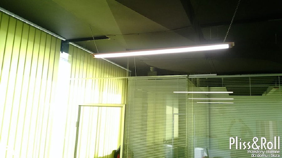 Verticale oraz żaluzje w biurze - zdjęcie od PlissAndRoll - Przesłony okienne do domu i biura