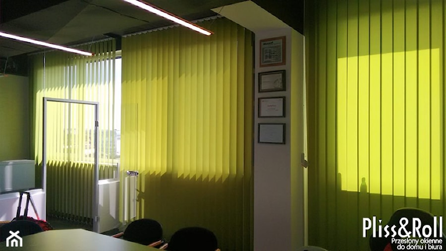 Verticale oraz żaluzje w biurze - zdjęcie od PlissAndRoll - Przesłony okienne do domu i biura