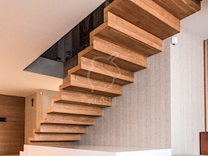 Nowoczesne schody dywanowe bez balustrady - zdjęcie od Roble - Schody, Podłogi, Drzwi i Tarasy