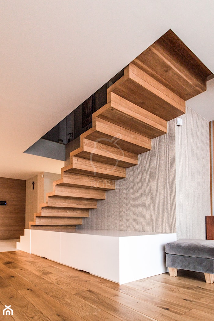 Nowoczesne schody dywanowe bez balustrady - zdjęcie od Roble - Schody, Podłogi, Drzwi i Tarasy - Homebook