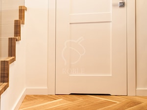 Jodełka klasyczna i białe drzwi - zdjęcie od Roble - Schody, Podłogi, Drzwi i Tarasy