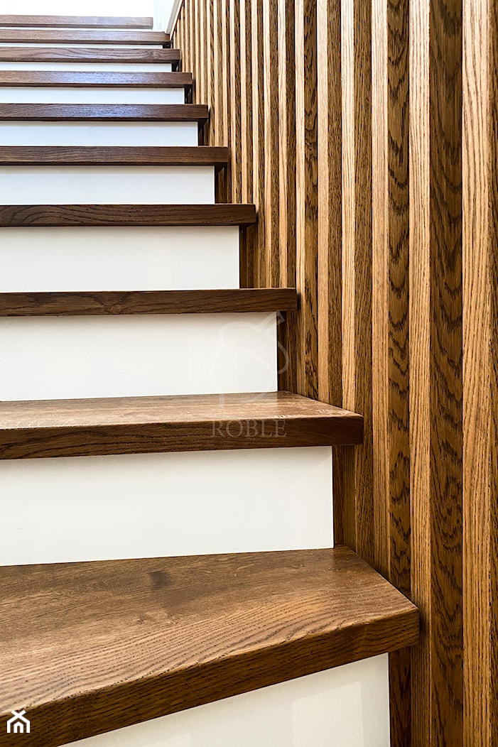 Drewniane lamele i białe podstopnie - zdjęcie od Roble - Schody, Podłogi, Drzwi i Tarasy - Homebook