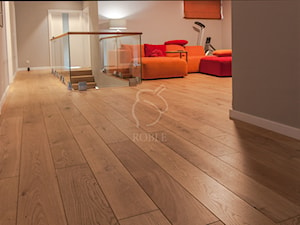 Salon z podłogą drewnianą - zdjęcie od Roble - Schody, Podłogi, Drzwi i Tarasy