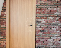 Drzwi dębowe na ceglanej ścianie - zdjęcie od Roble - Schody, Podłogi, Drzwi i Tarasy - Homebook