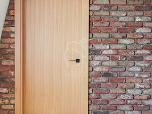 Drzwi dębowe na ceglanej ścianie - zdjęcie od Roble - Schody, Podłogi, Drzwi i Tarasy