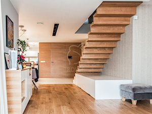 Nowoczesny salon ze schodami dywanowymi - zdjęcie od Roble - Schody, Podłogi, Drzwi i Tarasy