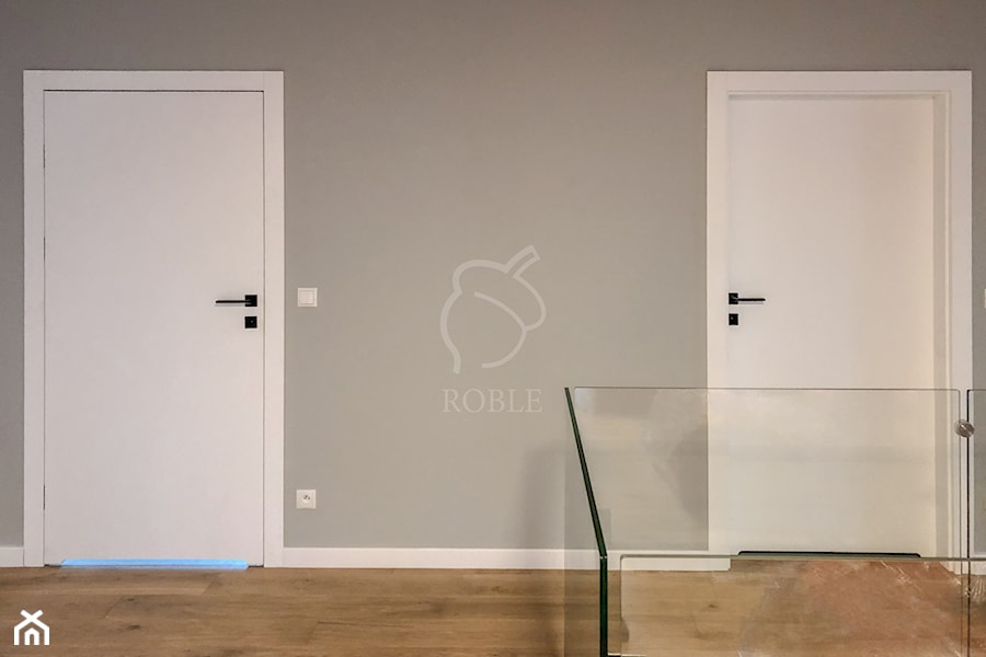 Nowoczesne białe drzwi wewnętrzne - zdjęcie od Roble - Schody, Podłogi, Drzwi i Tarasy