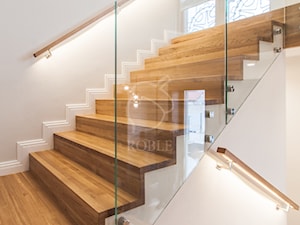 Szerokie drewniane schody z balustradą szklaną i podświetlanym pochwytem - zdjęcie od Roble - Schody, Podłogi, Drzwi i Tarasy