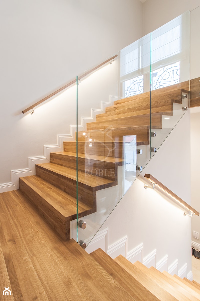 Szerokie drewniane schody z balustradą szklaną i podświetlanym pochwytem - zdjęcie od Roble - Schody, Podłogi, Drzwi i Tarasy