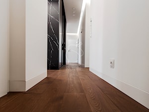 Dębowa, ciemna podłoga w nowoczesnym wnętrzu - zdjęcie od Roble - Schody, Podłogi, Drzwi i Tarasy
