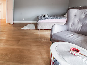 Przytulna sypialnia dziewczynki - zdjęcie od Roble - Schody, Podłogi, Drzwi i Tarasy