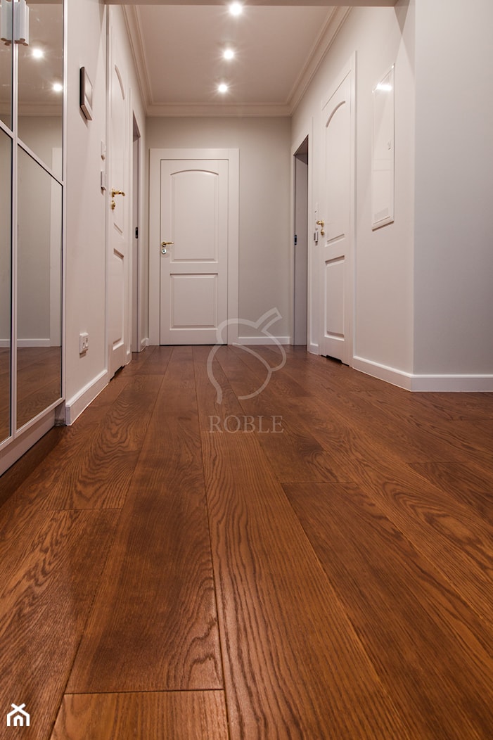 Ciemna podłoga drewniana i białe drzwi - zdjęcie od Roble - Schody, Podłogi, Drzwi i Tarasy - Homebook