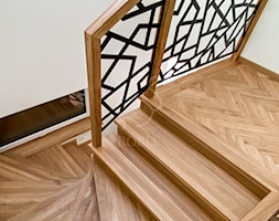 Dębowe schody i ażurowa balustrada - zdjęcie od Roble - Schody, Podłogi, Drzwi i Tarasy - Homebook