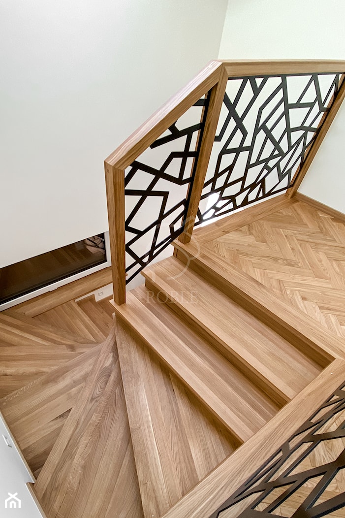 Dębowe schody i ażurowa balustrada - zdjęcie od Roble - Schody, Podłogi, Drzwi i Tarasy - Homebook