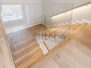 Schody drewniane ze szklaną balustradą - zdjęcie od Roble - Schody, Podłogi, Drzwi i Tarasy
