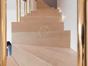Bielone Stopnie Samonośne Dywanowe i Złoconą Balustrada - zdjęcie od Roble - Schody, Podłogi, Drzwi i Tarasy