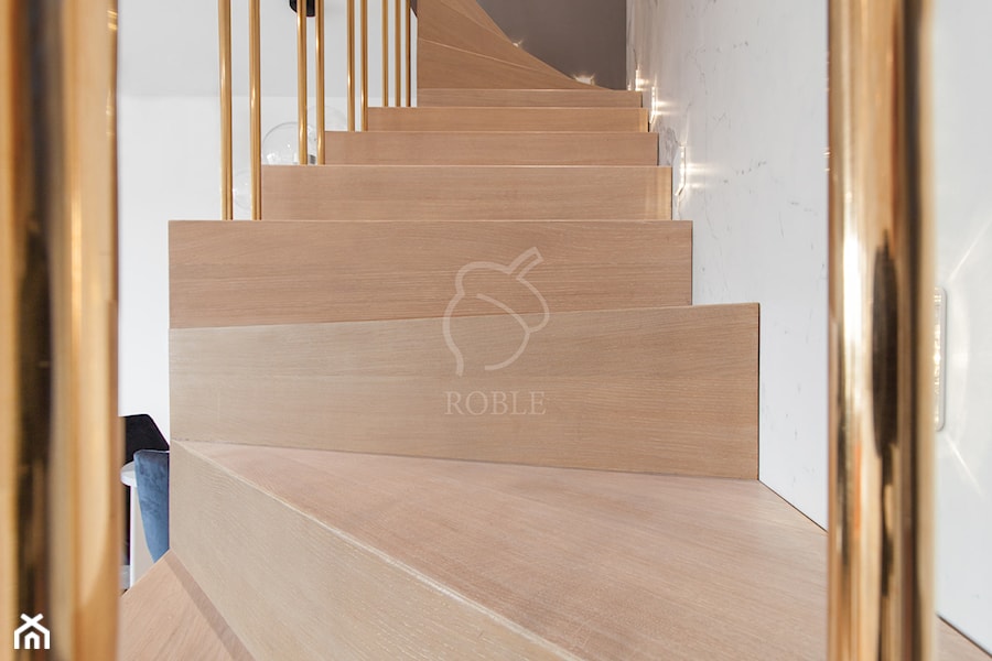 Bielone Stopnie Samonośne Dywanowe i Złoconą Balustrada - zdjęcie od Roble - Schody, Podłogi, Drzwi i Tarasy