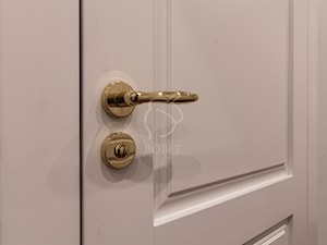 Białe drzwi drewniane ze złotą klamką - zdjęcie od Roble - Schody, Podłogi, Drzwi i Tarasy