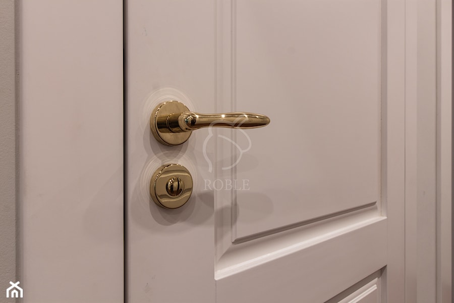 Białe drzwi drewniane ze złotą klamką - zdjęcie od Roble - Schody, Podłogi, Drzwi i Tarasy