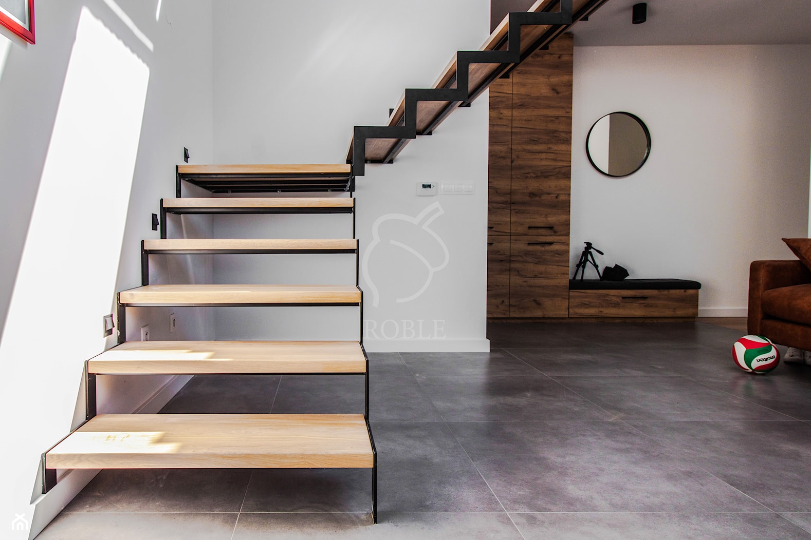 Samonośne schody drewniane na stalowej konstrukcji - zdjęcie od Roble - Schody, Podłogi, Drzwi i Tarasy - Homebook