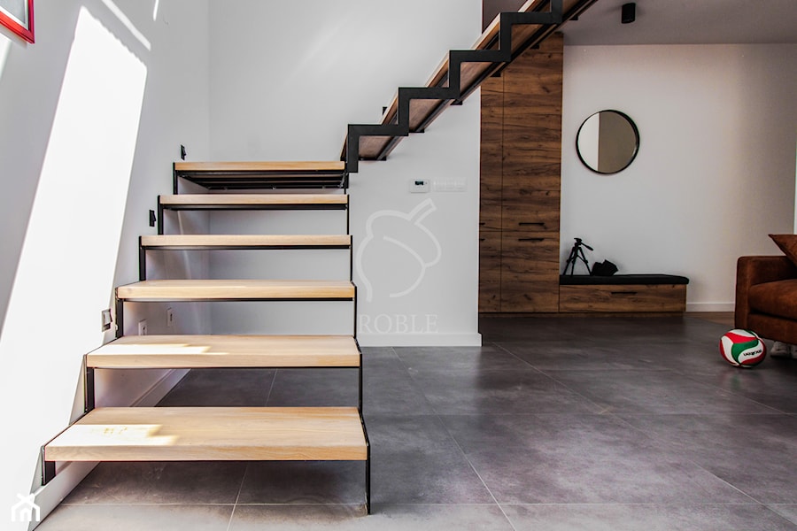 Samonośne schody drewniane na stalowej konstrukcji - zdjęcie od Roble - Schody, Podłogi, Drzwi i Tarasy