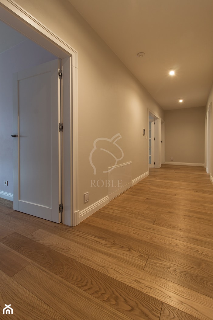 Dębowa podłoga w korytarzu - zdjęcie od Roble - Schody, Podłogi, Drzwi i Tarasy - Homebook