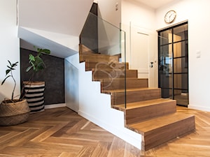 Salon z nowoczesnymi schodami drewnianymi - zdjęcie od Roble - Schody, Podłogi, Drzwi i Tarasy