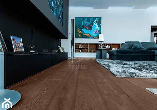 Ciemna podłoga w eklektycznym salonie - zdjęcie od Roble - Schody, Podłogi, Drzwi i Tarasy