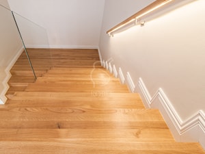 Nowoczesne schody ze stylizowaną listwą i podświetlanym pochwytem - zdjęcie od Roble - Schody, Podłogi, Drzwi i Tarasy
