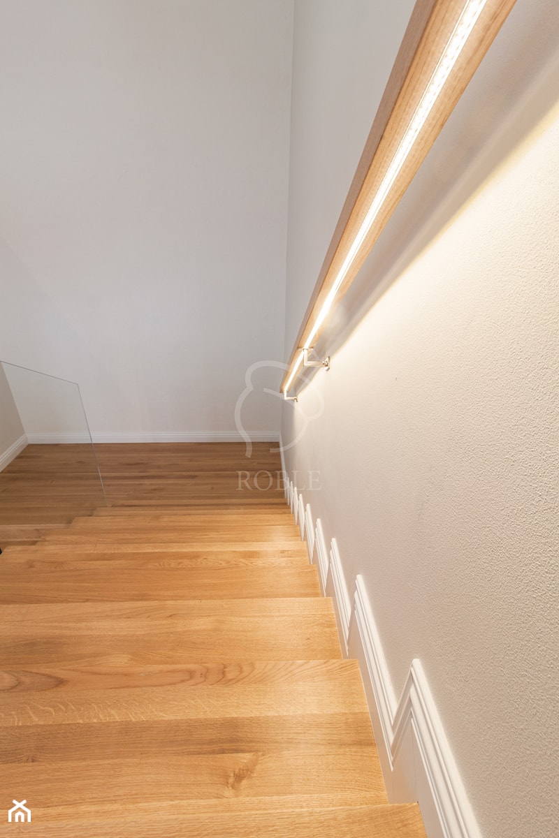 Podświetlana poręcz przy schodach - zdjęcie od Roble - Schody, Podłogi, Drzwi i Tarasy
