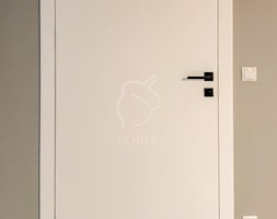 Nowoczesne, białe drzwi wewnętrzne - zdjęcie od Roble - Schody, Podłogi, Drzwi i Tarasy - Homebook