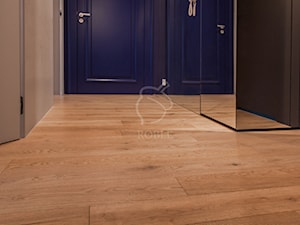 Przedpokój z drewnianą podłogą i niebieskimi drzwiami - zdjęcie od Roble - Schody, Podłogi, Drzwi i Tarasy