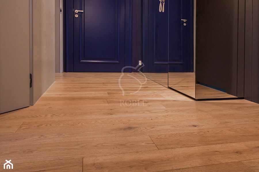Przedpokój z drewnianą podłogą i niebieskimi drzwiami - zdjęcie od Roble - Schody, Podłogi, Drzwi i Tarasy