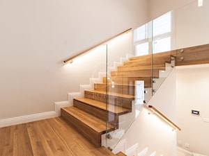 Drewniane schody na beton ze szkłem - zdjęcie od Roble - Schody, Podłogi, Drzwi i Tarasy