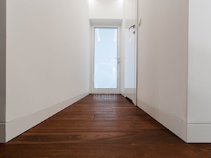 Dębowa, ciemna podłoga w nowoczesnym wnętrzu - zdjęcie od Roble - Schody, Podłogi, Drzwi i Tarasy