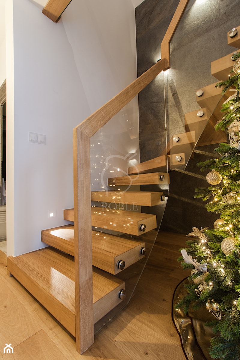 Nowoczesne schody półkowe ze szklaną balustradą - zdjęcie od Roble - Schody, Podłogi, Drzwi i Tarasy