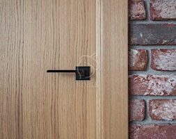 Detal dębowych drzwi z czarną klamką - zdjęcie od Roble - Schody, Podłogi, Drzwi i Tarasy - Homebook