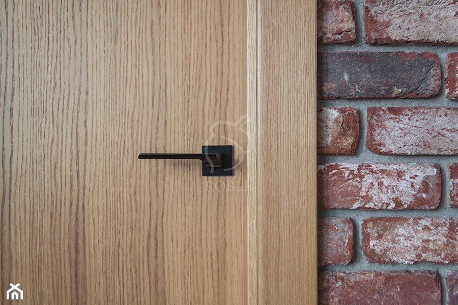 Detal dębowych drzwi z czarną klamką - zdjęcie od Roble - Schody, Podłogi, Drzwi i Tarasy