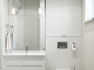 Przytulne mieszkanie - Średnia z lustrem z punktowym oświetleniem łazienka z oknem, styl tradycyjny - zdjęcie od Aleksandra Wachowicz Architektura Wnętrz