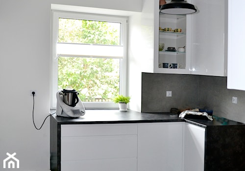 Dom w Rumi, 140m2 - Mała otwarta z kamiennym blatem biała szara z zabudowaną lodówką kuchnia w kształcie litery l dwurzędowa z oknem, styl skandynawski - zdjęcie od IDS projektowanie wnętrz