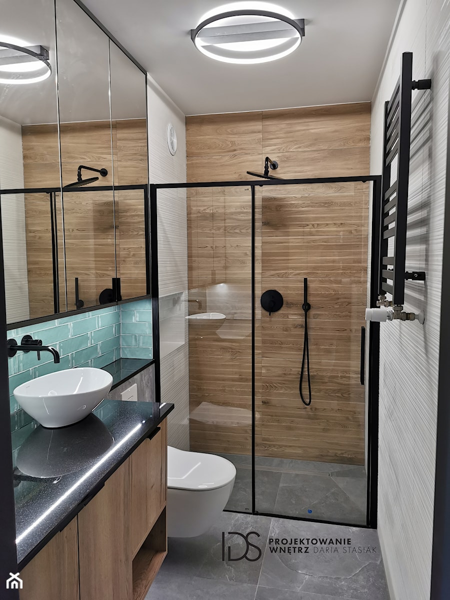 Łazienka w bloku z dużym prysznicem - zdjęcie od IDS projektowanie wnętrz