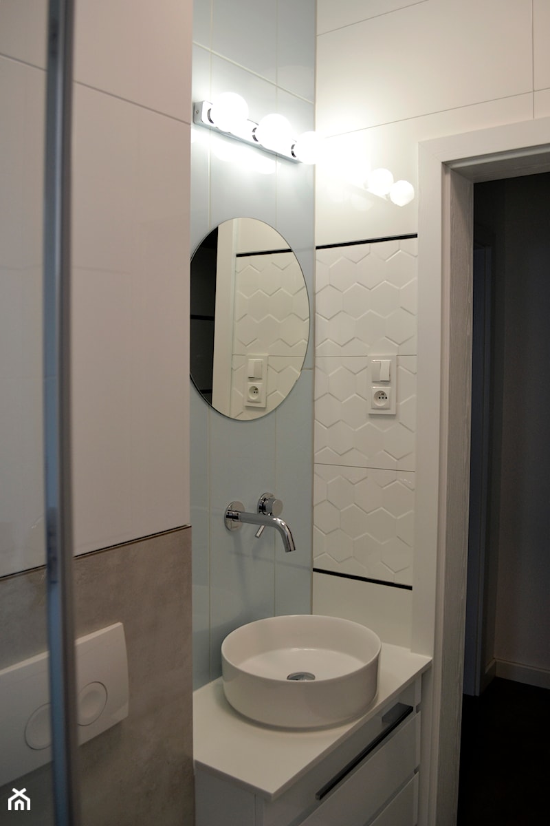 Dom w Rumi, 140m2 - Mała bez okna z lustrem łazienka, styl skandynawski - zdjęcie od IDS projektowanie wnętrz