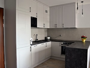 Męska kawalerka 35m2, Wejherowo - Mała otwarta biała szara kuchnia w kształcie litery u, styl trady ... - zdjęcie od IDS projektowanie wnętrz
