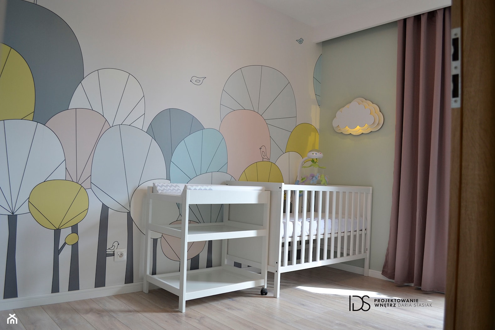 Pokój noworodka, 12m2 Wejherowo - Średni różowy szary pokój dziecka dla niemowlaka dla chłopca dla dziewczynki, styl skandynawski - zdjęcie od IDS projektowanie wnętrz - Homebook